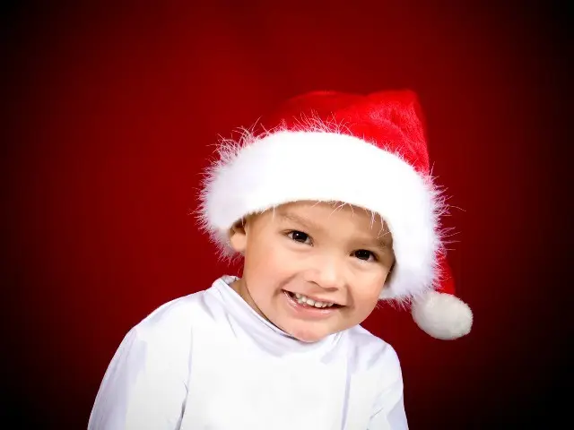 niño con gorro navidad