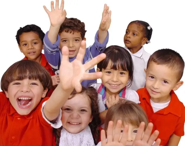 varios niños chicos